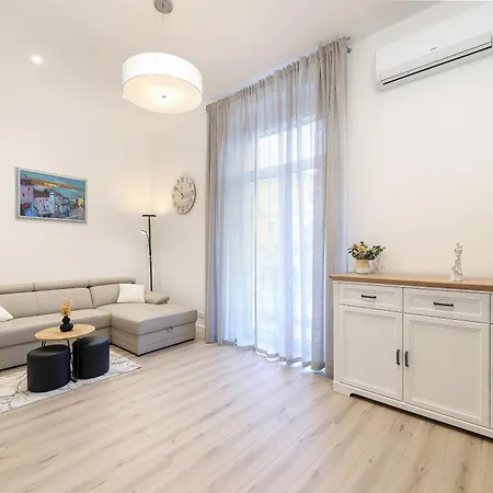 Luxury Sonja - With Hot Tub, Near Sea, Free Parking *