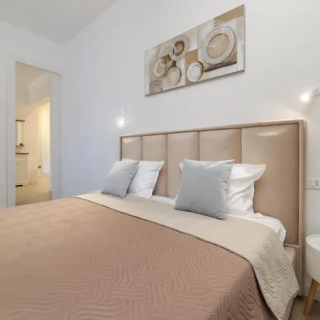 Luxury Sonja - With Hot Tub, Near Sea, Free Parking Appartement