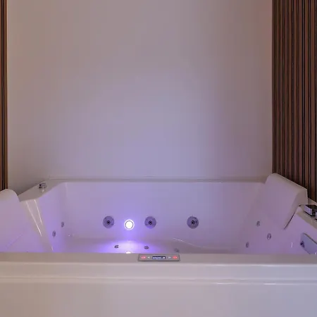 Appartement Luxury Sonja - With Hot Tub, Near Sea, Free Parking *